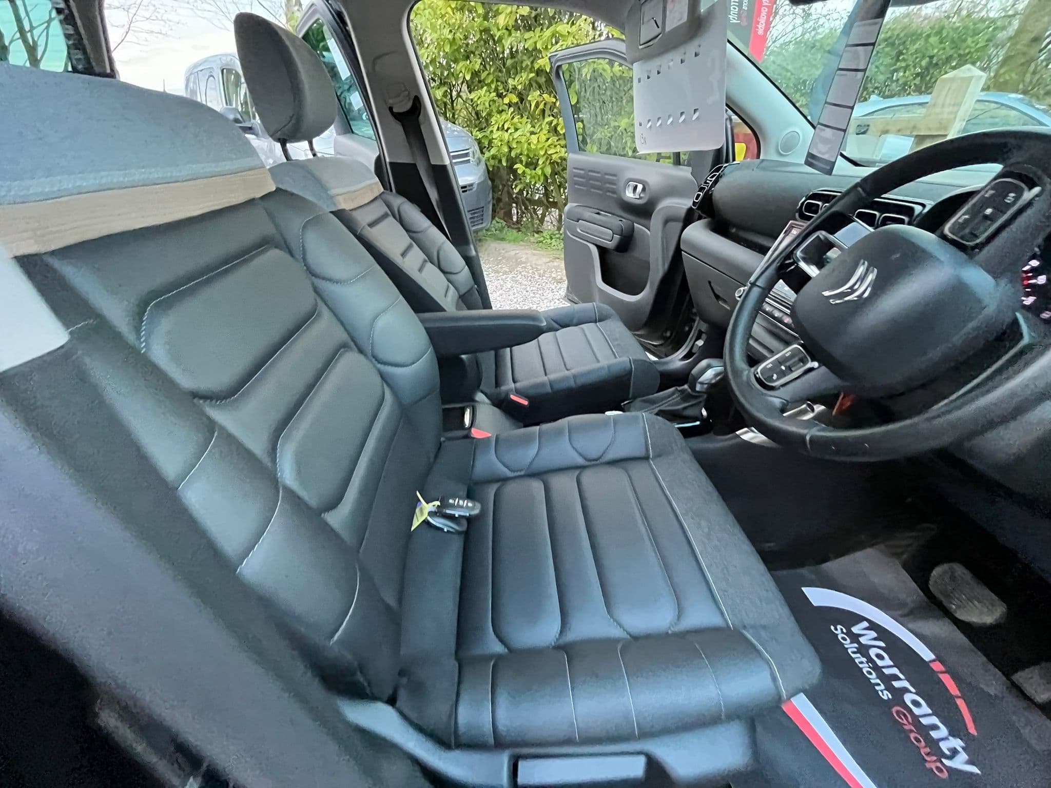 Vehicle image 14 of 19